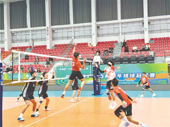 台山市第一中学男排队运动员(红衣)在场上比拼,比赛十分精彩。 台山市第一中学男排队运动员(红衣)在场上比拼,比赛十分精彩。