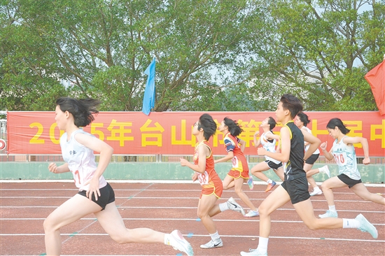 运动员们在比赛中赛出水平、加深友谊,展现了新时代青少年的蓬勃朝气。 运动员们在比赛中赛出水平、加深友谊,展现了新时代青少年的蓬勃朝气。