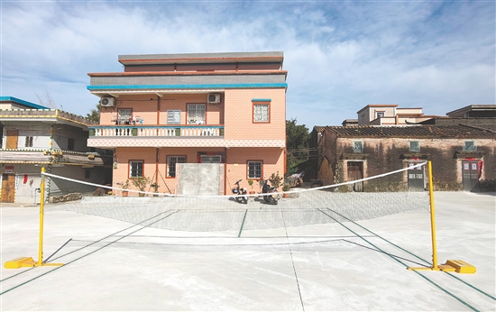 沙湖镇成平村将清拆后的零散地块建设为运动场所。