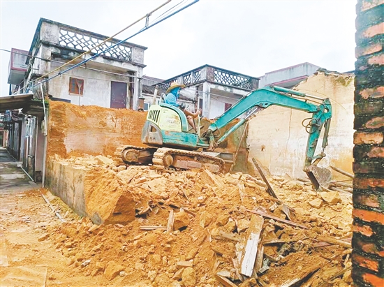 对君堂镇杨屋村的危破房进行清拆。