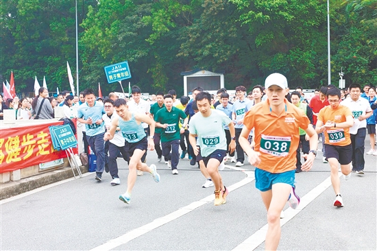 男子青年组率先出发，朝气蓬勃。