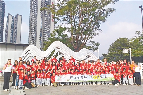 70多名参加活动的孩子和家长合影留念。