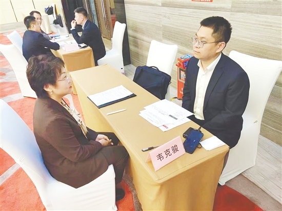 韦克骏(右)为客户解惑。 韦克骏(右)为客户解惑。