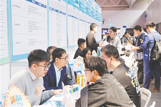 今年以来，蓬江区精心举办线上线下招聘会及对接交流活动40场，组织企业赴多地开展招才引智活动。