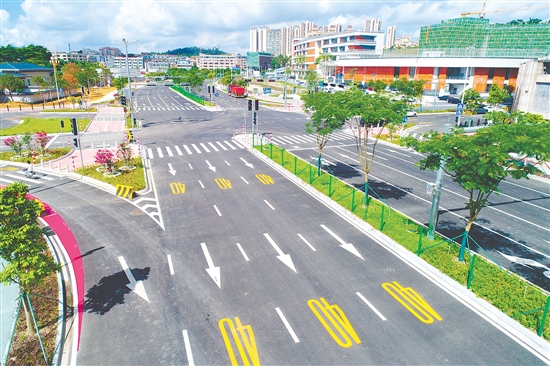 鹤山新建咏春路、前进南路等城市道路，便利群众出行。