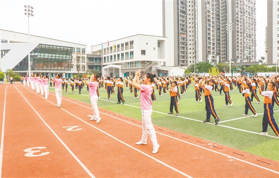 展演期间，华南理工大学学生与鹤山学子同台表演了艺术体操与啦啦操。