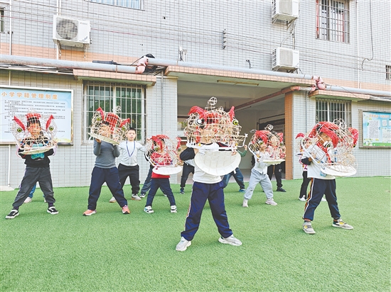 狮艺队设置了“基础班”与“提高班”，满足不同水平学生的学习需求。