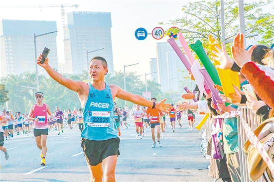 在江马沿途,跑者与热情的市民互动。 在江马沿途,跑者与热情的市民互动。