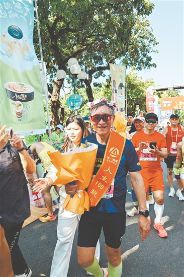 励建安完成全马赛事。张浩洋 励建安完成全马赛事。张浩洋