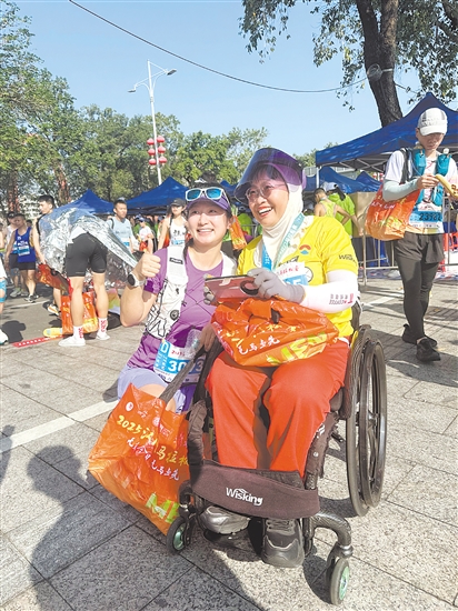 李云敏完赛后与跑友合影。 李云敏完赛后与跑友合影。