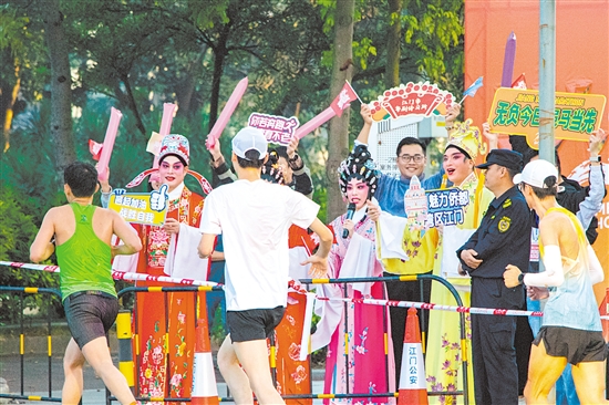 江门市粤剧传习所演员们带来经典粤曲表演。刘淑君 江门市粤剧传习所演员们带来经典粤曲表演。刘淑君