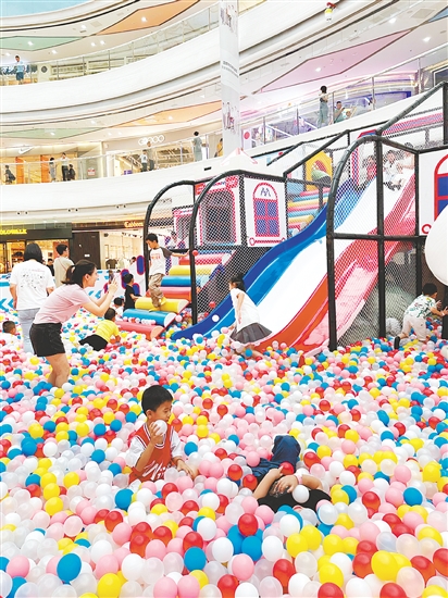 →江门万达广场一楼中庭的儿童游乐场吸引不少小朋友游玩。