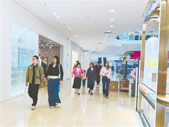 周末，江门大融城有不少市民前来逛街。