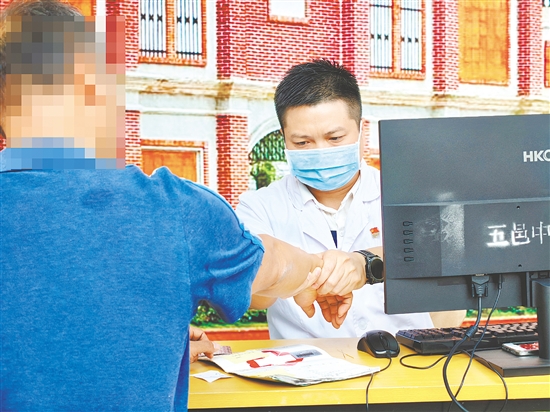 活动现场举行了义诊活动。 活动现场举行了义诊活动。