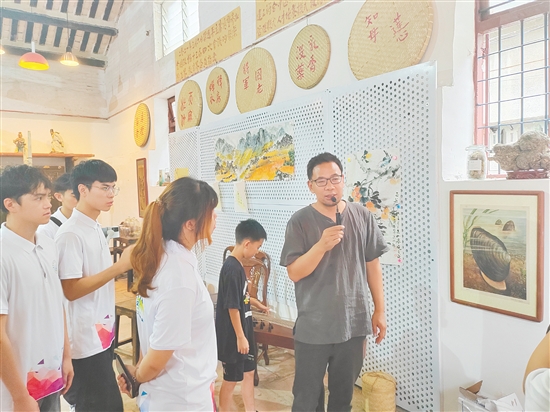 江门市伯坛问学本草文化中心举办中医药研学活动。