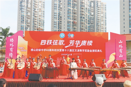 庆典期间精彩节目轮番登场。 庆典期间精彩节目轮番登场。