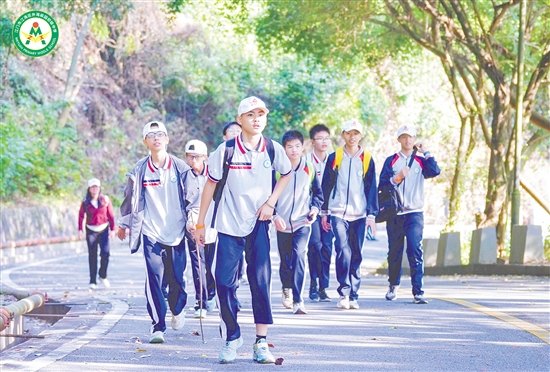 学生们在徒步登山的过程中积累动力。