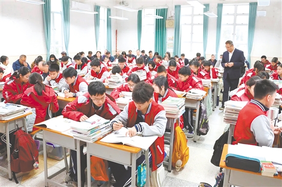 开侨中学物理课堂。