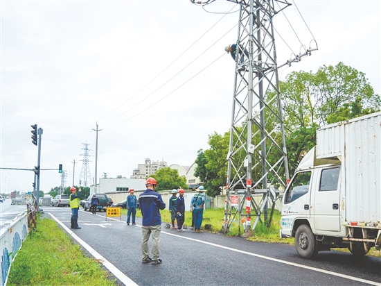 开平供电局进行“三线”整治，推进电力基础设施改造升级。