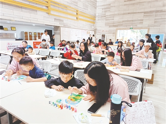 父母和孩子一起制作小夜灯。