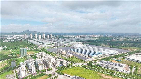 台山推动工业平台聚链成群,清洁能源、汽车零部件等四大百亿产业支撑有力。 台山推动工业平台聚链成群,清洁能源、汽车零部件等四大百亿产业支撑有力。