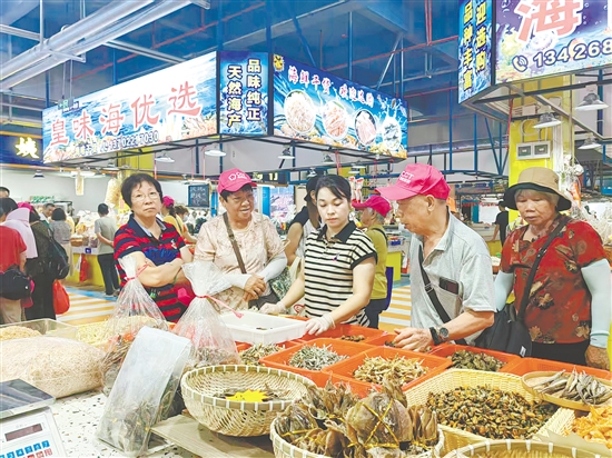 广海水产交易中心为市民、游客提供一站式“吃喝玩乐购”的丰富体验。 广海水产交易中心为市民、游客提供一站式“吃喝玩乐购”的丰富体验。