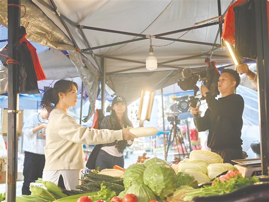 学子用镜头深挖侨乡底蕴、记录湾区脉动。 学子用镜头深挖侨乡底蕴、记录湾区脉动。