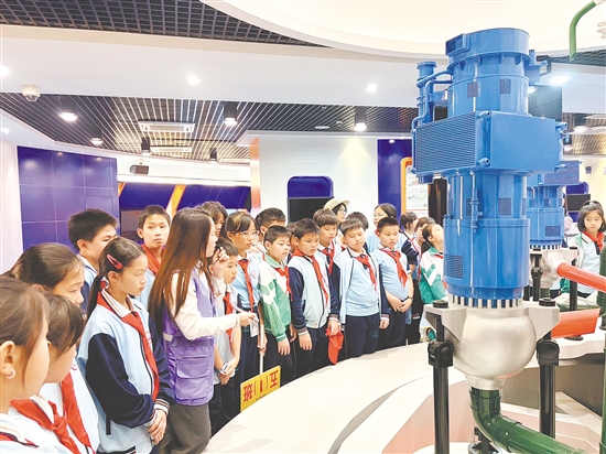 学生走进台山核电站学习了解核能原理。 学生走进台山核电站学习了解核能原理。