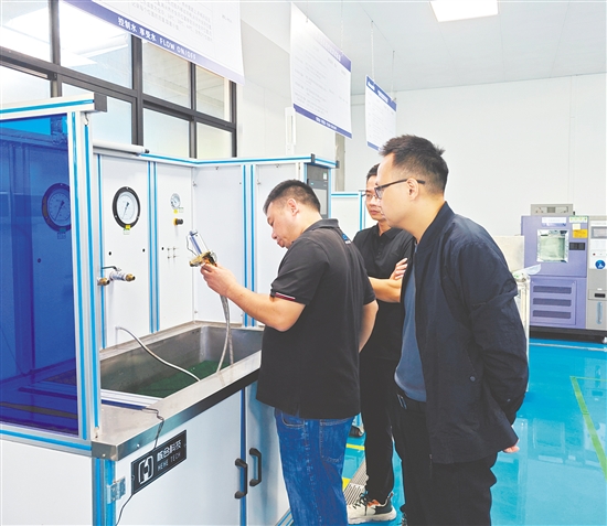 肖景教授（右一）团队与翰森卫浴对智能恒温水阀初代样机进行测试。