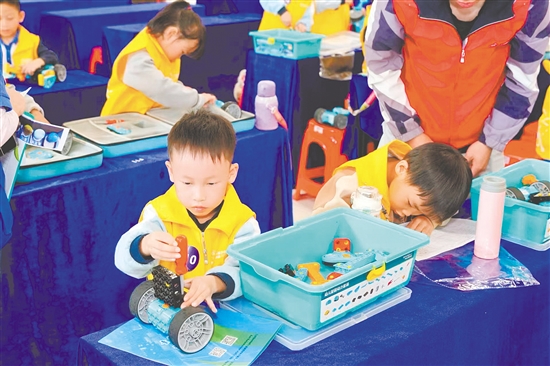 2024年，市青少年宫科创梦之队成员参加第十三届广东青少年机器人大赛获银牌。