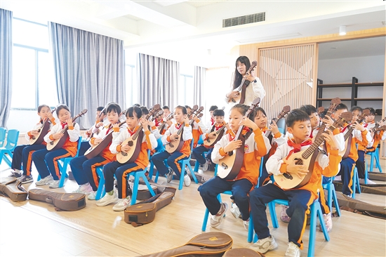 沙坪一小(东校区)将“礼乐弦歌”课程纳入常规音乐课程,与语文教材中的古诗词相结合进行弹唱教学。 沙坪一小(东校区)将“礼乐弦歌”课程纳入常规音乐课程,与语文教材中的古诗词相结合进行弹唱教学。