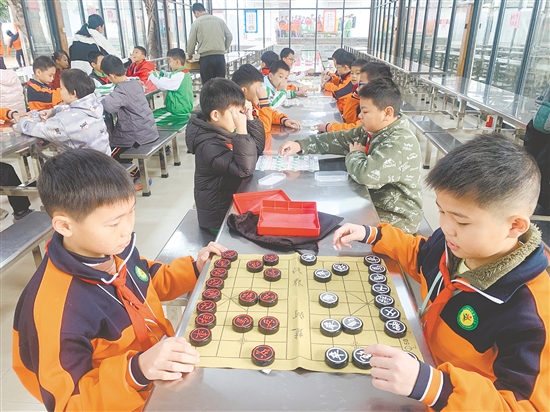 比赛现场，小棋手们两两对坐，凝神专注。