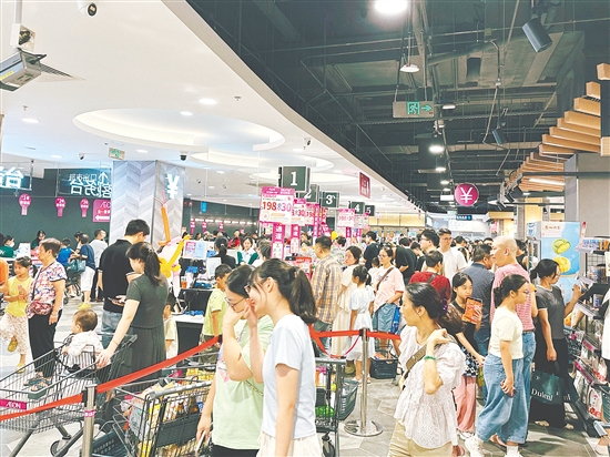 江门利和广场内的永旺超市人潮涌动。李银换