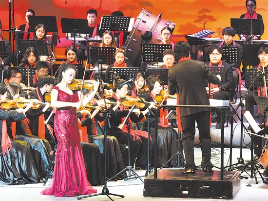华南理工大学青年交响乐团队带来吉普赛风情的《查尔达什》。 华南理工大学青年交响乐团队带来吉普赛风情的《查尔达什》。