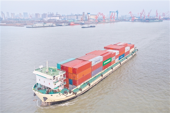 12月29日，集装箱船在长江江苏南通段行驶（无人机照片）。新华社发