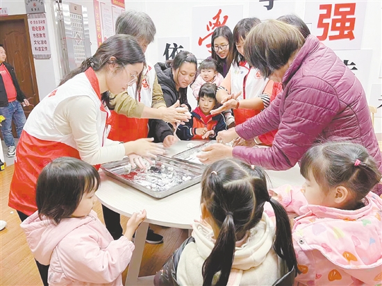 选调生牵头组织元宵节主题活动,与乡亲们一同搓汤圆、话团圆。 选调生牵头组织元宵节主题活动,与乡亲们一同搓汤圆、话团圆。