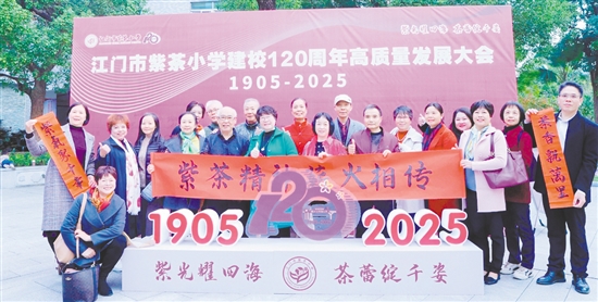 不少退休教师回校相聚。 不少退休教师回校相聚。