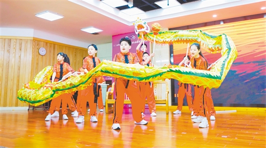 学子在台上表演。 学子在台上表演。