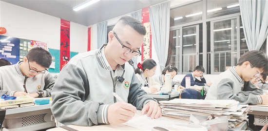 代鹏正在晚修做作业。