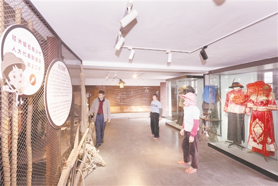 疍家文化展示馆较完整地保存和展示疍家人“饭稻羹鱼”的生产生活方式。 疍家文化展示馆较完整地保存和展示疍家人“饭稻羹鱼”的生产生活方式。