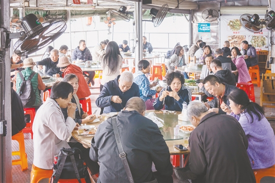 黄沙蚬、黄鱼、河虾被誉为石板沙“三宝”,每年清明时节前来尝鲜的游客络绎不绝。 黄沙蚬、黄鱼、河虾被誉为石板沙“三宝”,每年清明时节前来尝鲜的游客络绎不绝。