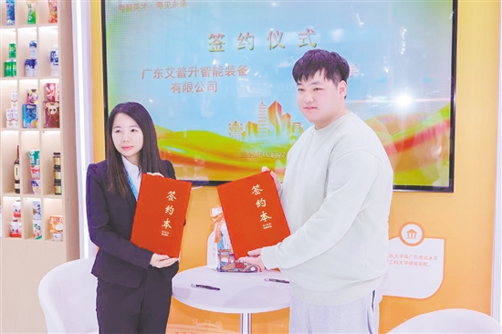 活动期间，各企业累计收到简历689份，初步达成就业意向121人。