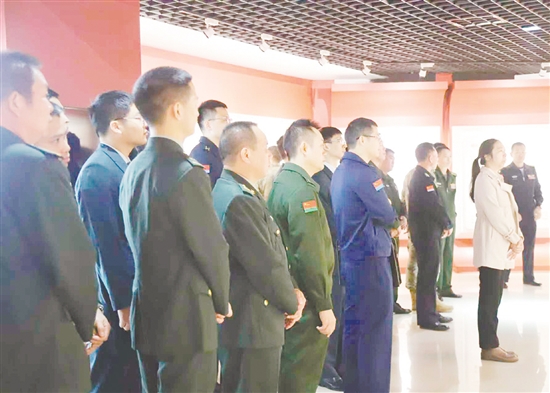 江门军分区全体官兵到江门市廉政教育基地参观。