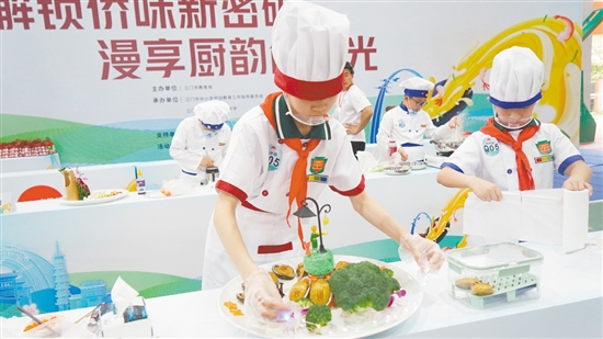 学生们在烹饪比赛中展示厨艺。