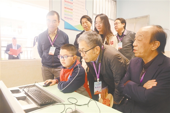 与会人员观摩学生通过“少年美”平台完成音乐学科艺术素质测试。 与会人员观摩学生通过“少年美”平台完成音乐学科艺术素质测试。