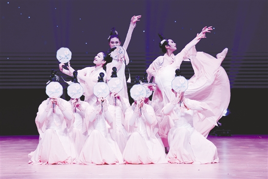 文艺汇演汇聚了舞蹈、武术、民乐、语言艺术等多种形式。 文艺汇演汇聚了舞蹈、武术、民乐、语言艺术等多种形式。