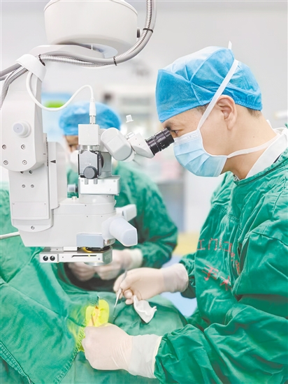 眼科医生为患者进行“翼状胬肉切除+角膜移植术”。 眼科医生为患者进行“翼状胬肉切除+角膜移植术”。