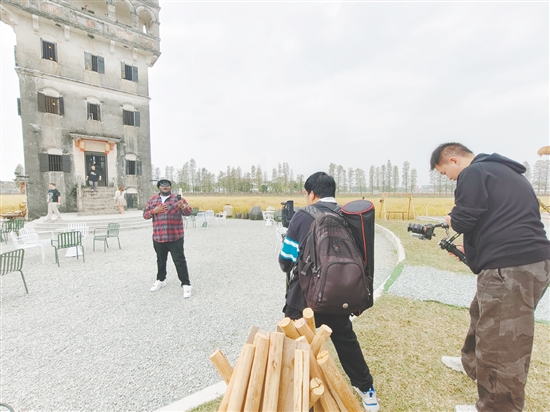 博主们深入赤坎华侨古镇、塘口旧圩、碉楼文化旅游区等景点采风,整合地域文化、文旅及产业特色,将碉楼故事、侨乡风情转化为鲜活的影像内容。 博主们深入赤坎华侨古镇、塘口旧圩、碉楼文化旅游区等景点采风,整合地域文化、文旅及产业特色,将碉楼故事、侨乡风情转化为鲜活的影像内容。