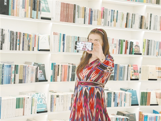 博主走进天下粮仓先锋书店采风。 博主走进天下粮仓先锋书店采风。