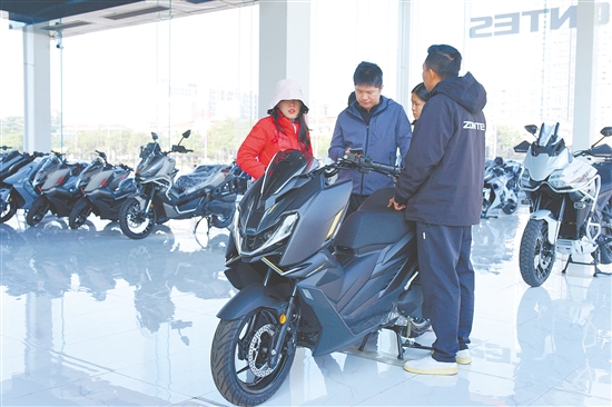 150X踏板车上市后,吸引许多顾客来到江门升仕旗舰一号店看车试驾。 150X踏板车上市后,吸引许多顾客来到江门升仕旗舰一号店看车试驾。